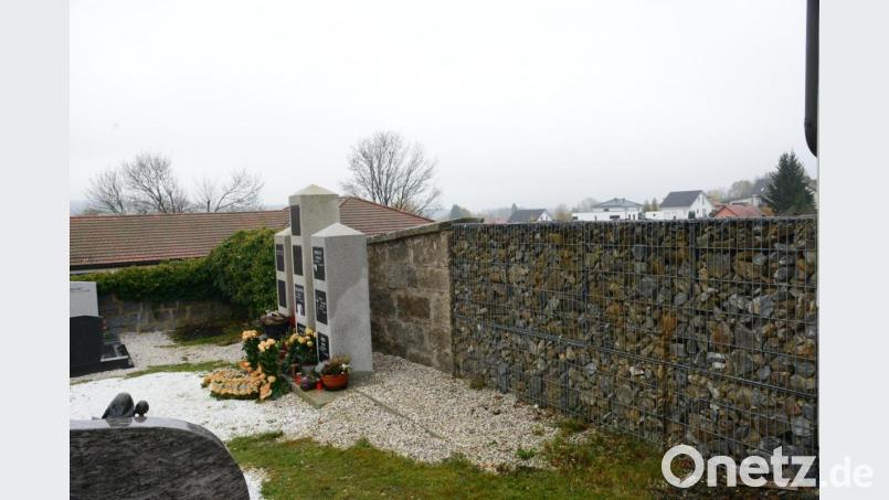 Die Urnenwand beidseits der bestehenden Stelen erweitert werden. Der Stadtrat beschloss in seiner Sitzung am Dienstagabend die Einholung von Angeboten. Bild: bey