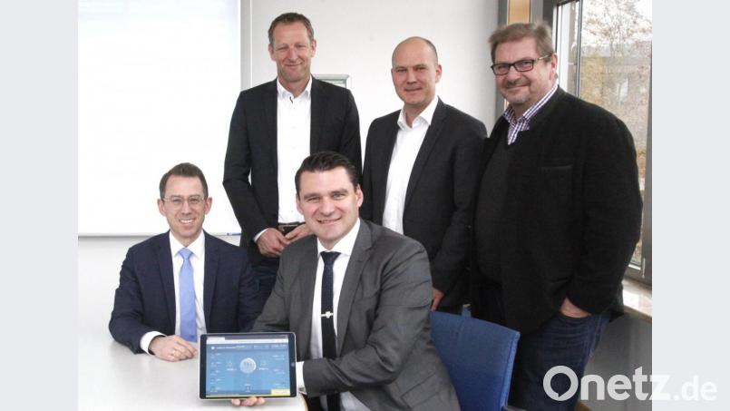 Landrat Thomas Ebeling (sitzend rechts) und seine Mitarbeiter Christian Meyer und Reiner Kolloch ließen sich von Dr. Andre Zorger (sitzend llinks) und Michael Wittmann (stehend Zweiter von rechts) die neue Internetplattform &quot;Energie.Monitor&quot; erklären. Bild: Hirsch