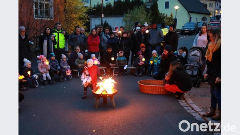 Mitten auf der Straße entzündete die städtische Kinderkrippe ihr Martinsfeuer. Bild: JOCHEN NEUMANN
ERBENDORF