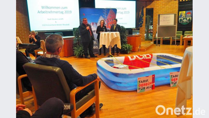 Unter der Moderation von Pressesprecherin Roswitha Ruidisch diskutieren DGB-Regionsvorsitzender Christian Dietl (links) und Bürgermeister Jens Meyer. Bild: Bühner