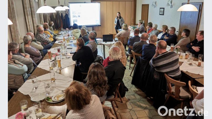 Die zahlreichen Zuhörer ließen sich in der Gaststätte Fantasie informieren Bild: stg