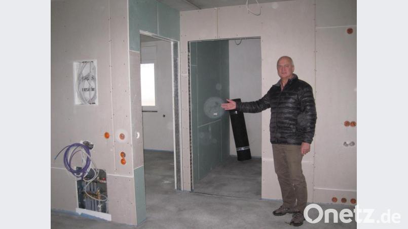 Es geht voran: Bürgermeister Walter Schauer zeigt den Fortschritt bei den Umbau-Maßnahmen an der 1966 eingeweihten Schule in Thanstein. Bild: cv