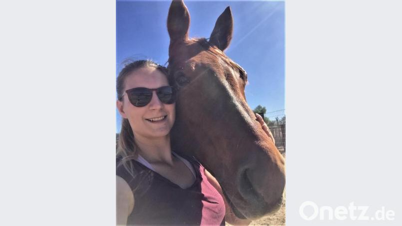Westernreiterin Simona Neumüller genießt die schönen Tage in Kalifornien, wo sie auf einer Ranch mit „Lil Ruff Secret“ für die WM trainiert. Bild: exb