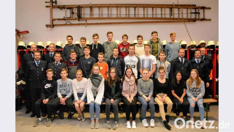 Sowohl das Prüferteam als auch die Führung der Ehenfelder Wehr freuen sich über die guten Leistungen der 25 Teilnehmer am Wissenstest für Jugendfeuerwehren. Bild: fdl