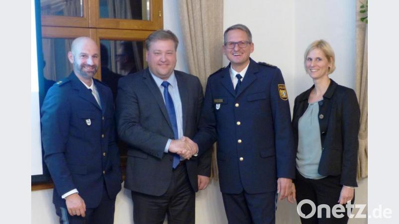 Bürgermeister Stefan Braun dankte der Projektgruppe Polizei für den informativen Vortrag zur Polizeifachhochschule in Kastl. Von links: Polizeioberrat Karl Müller, Bürgermeister Stefan Braun, Polizeidirektor Stefan Beil und Regierungsdirektorin Marion Irlbacher, Juristin der Schule. Bild: jp