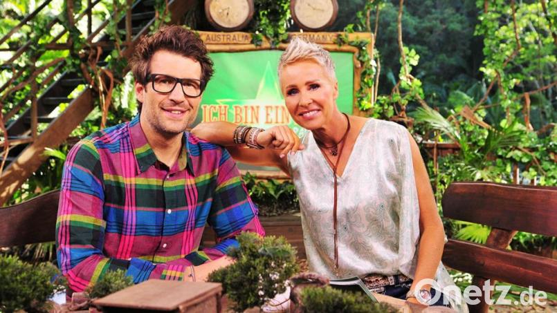 Sonja Zietlow und Daniel Hartwich, Moderatoren der RTL-Show "Ich bin ein Star - Holt mich hier raus!", sitzen im "Studio". Bild: Stefan Menne/RTL/dpa