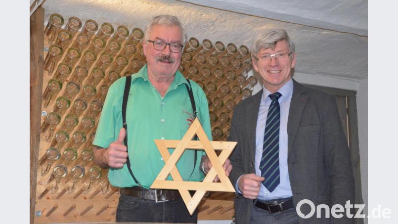 Daumen hoch: Für Johann Käß war die Umstellung des Rechersimerhofs von Milchviehhaltung auf Zoiglausschank ein Volltreffer. Der Laden brummt. Landwirtschaftsdirektor Wolfgang Wenisch (rechts) gratulierte zu dieser Erfolgsgeschichte. Bild: Benkhardt