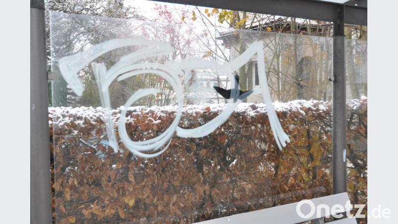 Mit weißer Schuhcreme hat sich ein 34-jähriger Mann aus einem Vohenstraußer Ortsteil am Bushäuschen vor der AOK-Geschäftsstelle und weiteren Gebäuden verewigt. Er war betrunken Bild: dob