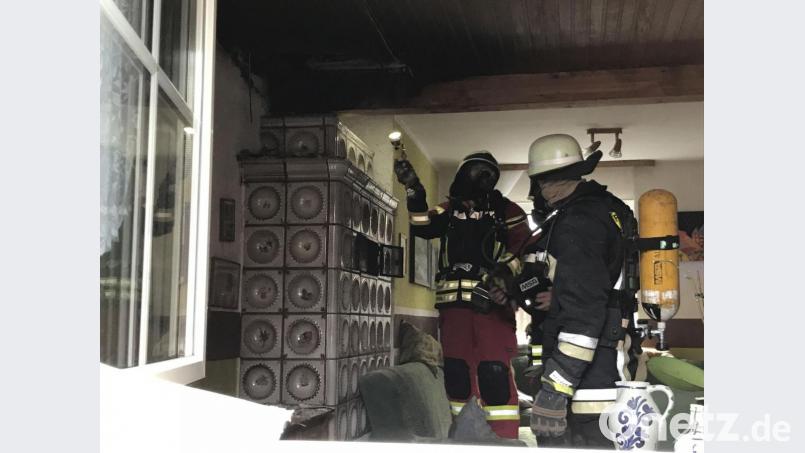 Vom Abzug des Kachelofens im Wohnzimmer ging vermutlich der Brand aus. Bild: Gabi Schönberger