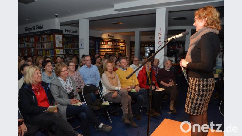 Die Buchhandlung war am Dienstagabend beim Weinleseabend wieder bis auf dem letzten Platz gefüllt. "Mehr geht nicht", meinte dann auch Maria Rupprecht, angesichts dieses Ansturms. Bild: dob