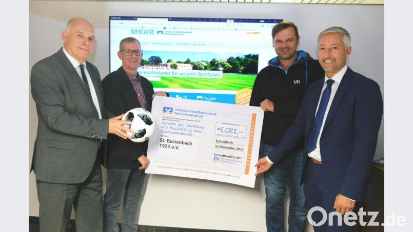 &quot;Crowdfunding&quot; hießi das Zauberwort, mit dem es dem SC Eschenbach gelang, mit Unterstützung der Volksbank/Raiffeisenbank Nordoberpfalz 5.025 Euro zum Kauf von Mäh-Robotern zu sammeln. Unser Bild zeigt bei der Übergabe des symbolischen Spendenschecks von links RB-Filialleiter Richard Götz, SCE-Vorstand Thomas Mikolei, Martin Neukam und RB-Regionalmarktleiter Stefan Schedl Bild: do
