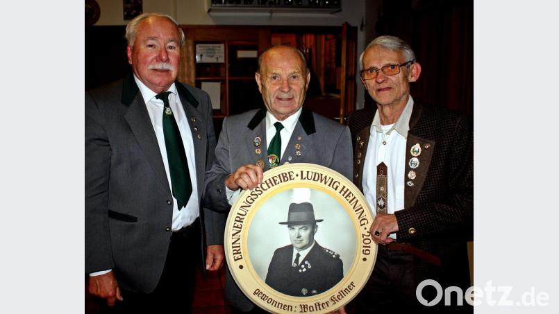 Walter Kellner (links) bekommt die Heining-Scheibe von Hans und Anton Heining (rechts). Bild: R. Kreuzer