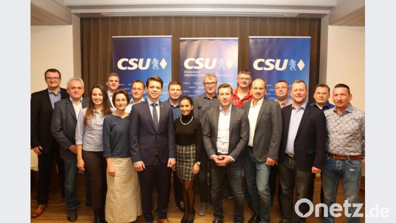 Mit diesem Team möchte Bürgermeisterkandidat Achim Kuchenbecker die Mehrheit für die CSU im Ursensollener Gemeinderat erreichen (von links): Patrick Fröhlich, Josef Hummel, Marina Hofmann, Martin Fleischmann, Anja Paulus, Marco Preissler, Bürgermeisterkandidat Achim Kuchenbecker, Thomas Baumer, Annabell Matar, Dieter Stiegler, Stefan Wolfinger, Christian Wenkmann jr., Johann Fehlner, Markus Donhauser, Torsten Michl, Alexander Graf und Thomas Graml. Bild: exb