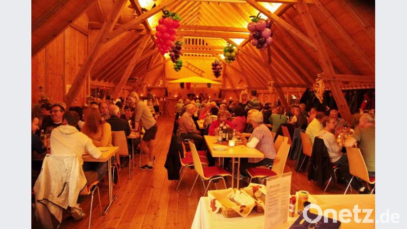 Das von Ortssprecher Erich Stauber initiierte und organisierte dritte Steiningloher Weinfest wird wieder zum vollen Erfolg. Im gemütlichen, jahreszeitgemäß dekorierten Kirwastodl gibt es bis weit nach Mitternacht ein volles Haus. Am Ende kommt ein Reinerlös von 1347 Euro für die Innenrenovierung der Dorfkapelle zusammen. Bild: u