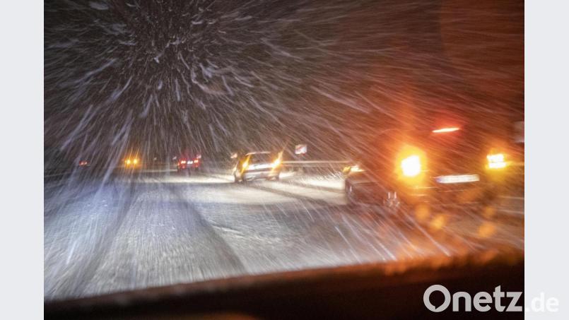 Schneefall behindert den Verkehr auf der Autobahn. Foto: Bernd März/dpa Bild: Bernd März