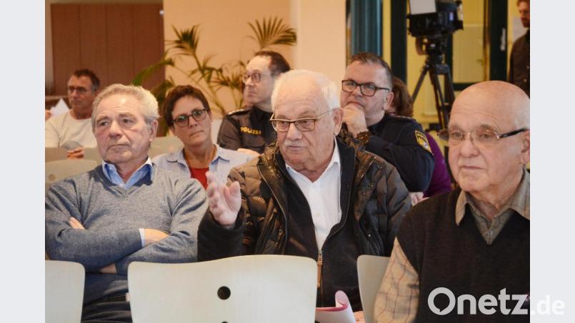 Seniorenbeauftragter Alfons Heidingsfelder (Mitte) brauchte einige Themen und Fragen, die er bei einer anderen Diskussionsrunde gesammelt hatte, zur Veranstaltung mit. Bild: Gabi Schönberger