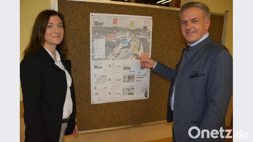 Regierungsbaumeisterin Annegret Michler und Bürgermeister Roland Grillmeier nannten Eckpunkte zur geplanten Neugestaltung des Oberen Marktplatzes. Bild: jr