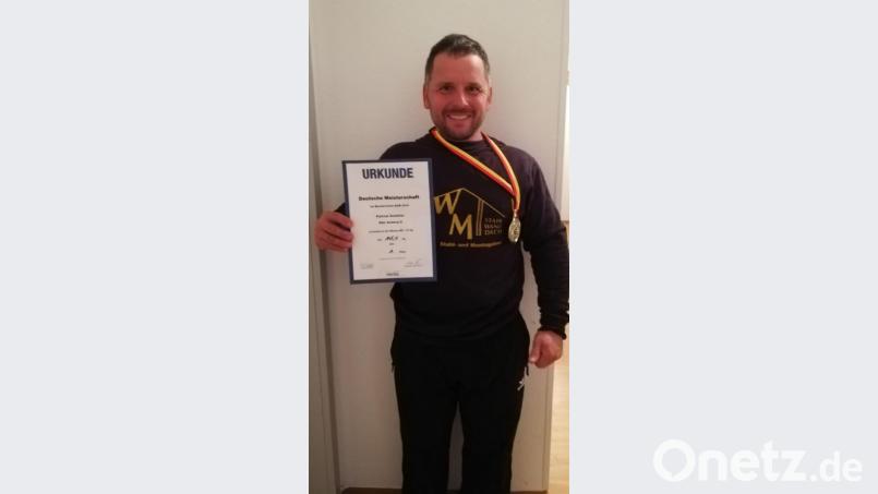 Patrick Schlüter sicherte sich mit gedrückten 145 kg den Titel in der Altersklasse 1. Bild: exb