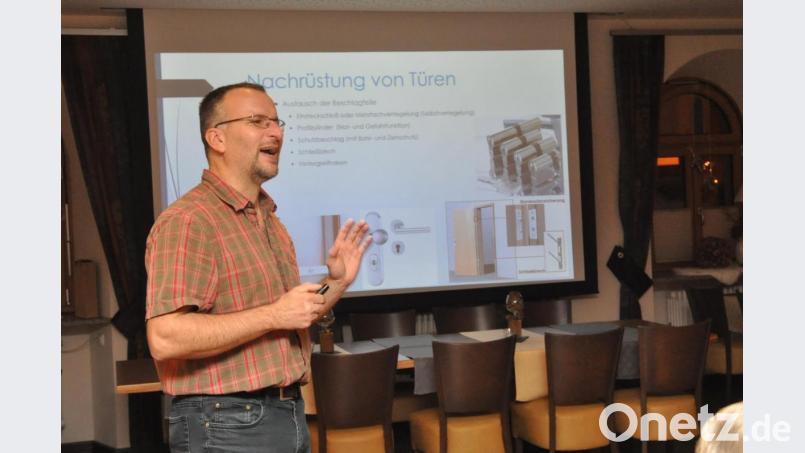 Kriminalhauptmeister Dieter Melzner gab den Zuhörern im Gasthof &quot;Drei Lilien&quot; Tipps, sich richtig gegen Einbrecher zu wappnen. Der Verein &quot;Bürger und Polizei - Partner für Sicherheit&quot; lud zum Thema &quot;Technischer Einbruchschutz&quot; ein. Bild: dob