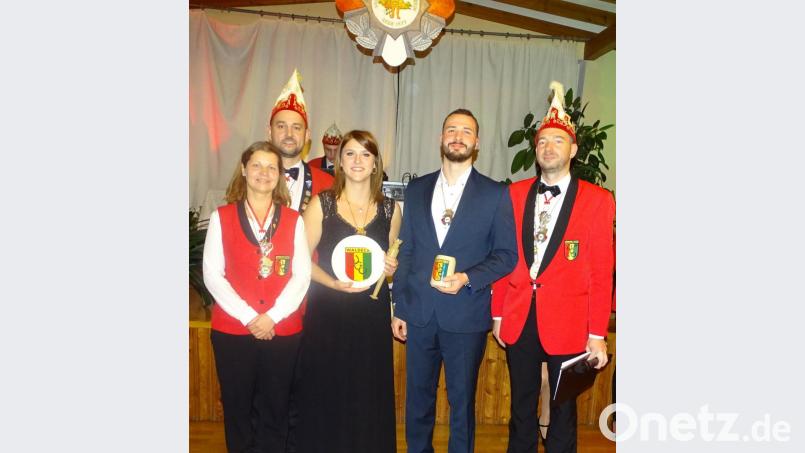Die WCV-Präsidenten Klaus Wegmann (rechts), Christine Klugmann und Alexander Wegmann verabschiedeten das bisherige Prinzenpaar Laura Schupfner und Florian Hofmann (von links). Bild: hl