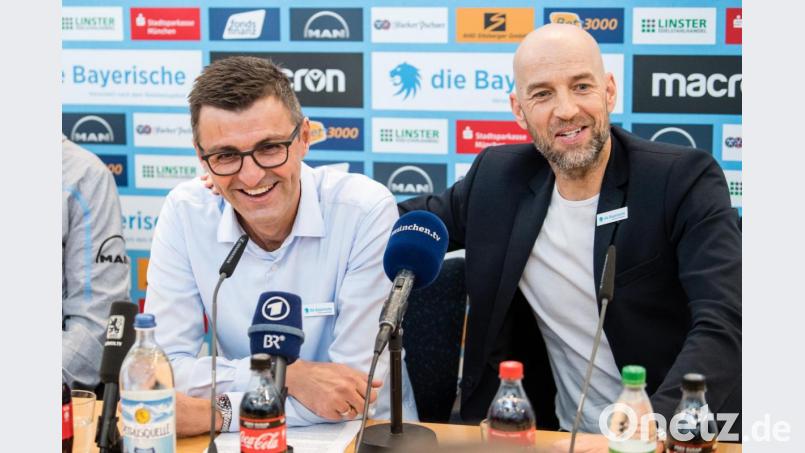 Günther Gorenzel, Sportlicher Leiter von 1860 München, legt während der Pressekonferenz zu Köllners Vorstellung als Cheftrainer den Arm um Michael Köllner, Trainer des TSV 1860 München. Bild: Matthias Balk/dpa