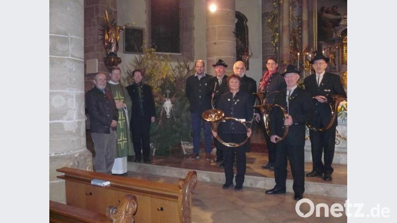 Bruno Ponnath, Stadtpfarrer Thomas Kraus, Rita Ponnath, Rainer Bayer (von links) und Vorsitzender Wolfgang Schinner (Siebter von links) dankten der Bläsergruppe Hohes Fichtelgebirge für die Mitgestaltung der Messe. Bild: hrö