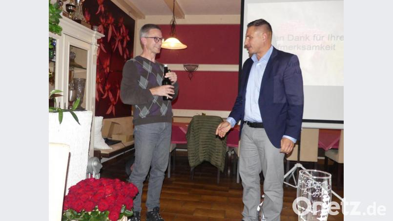 Mit einem &quot;würzigen Präsent&quot; bedankt sich Marcus Gradl (rechts) bei Mykologe Stefan Hartwig für den Vortrag. Bild: rn