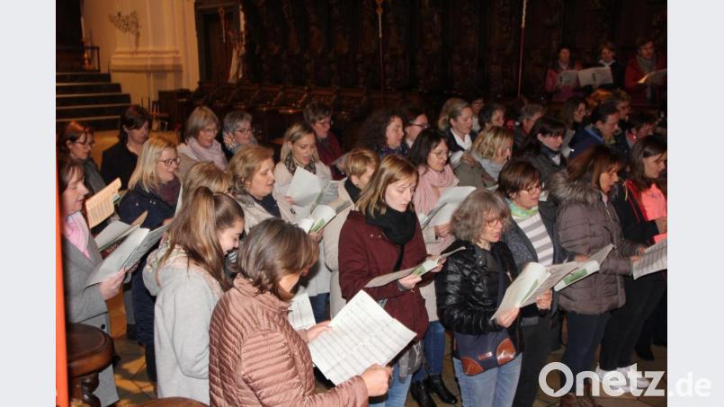 Zum Abschluss des Workshops umrahmt der Chor einen Gottesdienst in der Basilika. Bild: kro