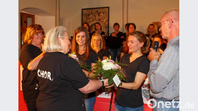 Wolfgang Mages (rechts) und Alexandra Kleber (Zweite von links) dankten den Chorleiterinnen Manuela Rügamer, Maria Bruckner und Franziska Eichinger (von links). Bild: sus