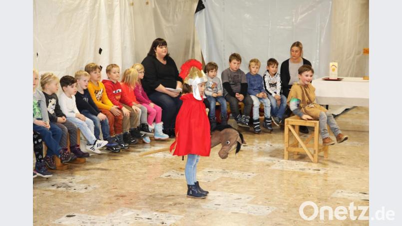 Der städtische Kindergarten Kunterbunt feierte in der Schulaula die Andacht zum Martinsfest. Bild: JOCHEN NEUMANN
ERBENDORF