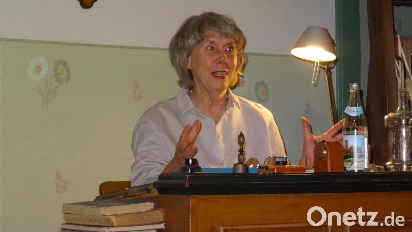 Ulla Lachauer besucht Imker in verschiedenen Ländern Europas, läßt sie von ihrer Arbeit und ihrem Leben erzählen. Im Schulmuseum in Sulzbach-Rosenberg las sie aus ihrem Buch &quot;Von Menschen und Bienen&quot;. Bild: hka