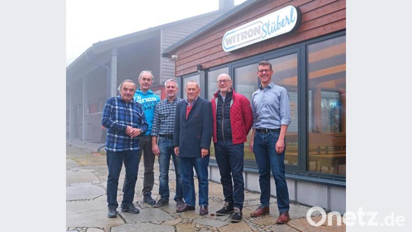Vorstandsmitglieder des Fördervereins für das Skilanglaufzentrum Silberhütte informierten Walter Winkler (Dritter von rechts) vor Ort über die Entwicklung der Anlage. Ohne die Unterstützung durch den Gast hätte sich vieles nicht realisieren lassen. Bild: nm