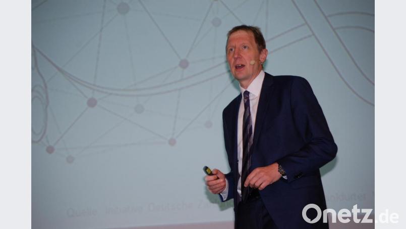 Dirk Schrade, Experte für Zahlungsverkehr bei der Bundesbank, sprach bei der Veranstaltung „Kontaktlos mit Karte oder digital mit Bitcoin &amp; Co“ in Regensburg. Bild: gib