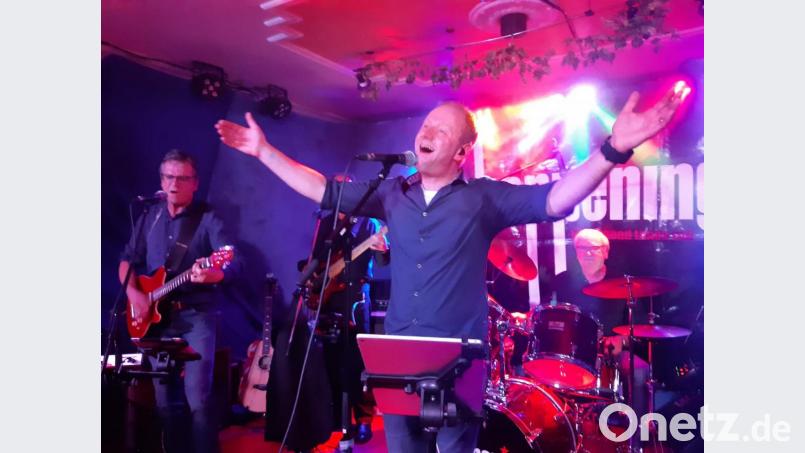 Ein begeistertes "Happening" erleben die Zuhörer mit der in den 60-er Jahren gegründeten Beat- und Rockband aus Weiden. Bild: Kunz