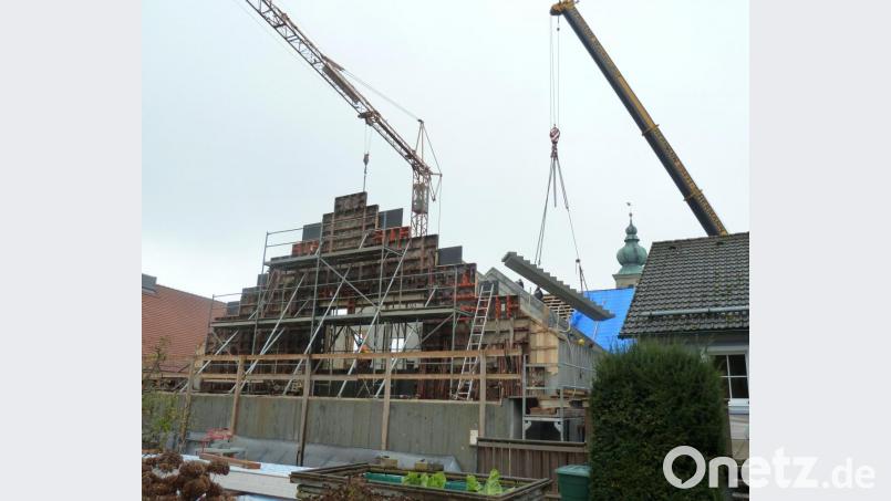 Die schweren Bauteile für die Betontreppe gelangen per Kran in das Treppenhaus des künftigen Stadtarchivs. Bild: Portner