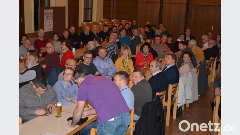 Rund 100 Besucher waren am Dienstagabend zur Bürgerversammlung ins Josefsheim gekommen. Bild: jr