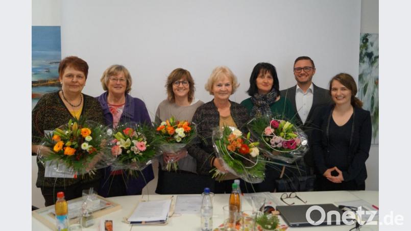 Die neue Diözesanstellenleiterin des St.-Michaelsbundes, Christina Schnödt (rechts) und Bürgermeister Ernst Lenk (Zweiter von rechts) ehren langjährigen Büchereikräfte. Von links: Friederike Witt, Christa Blasczyk, Annemarie Fink (10 Jahre), Marieluise Uebelacker (25 Jahre) und Roswitha Schenk (10 Jahre). Bild: du