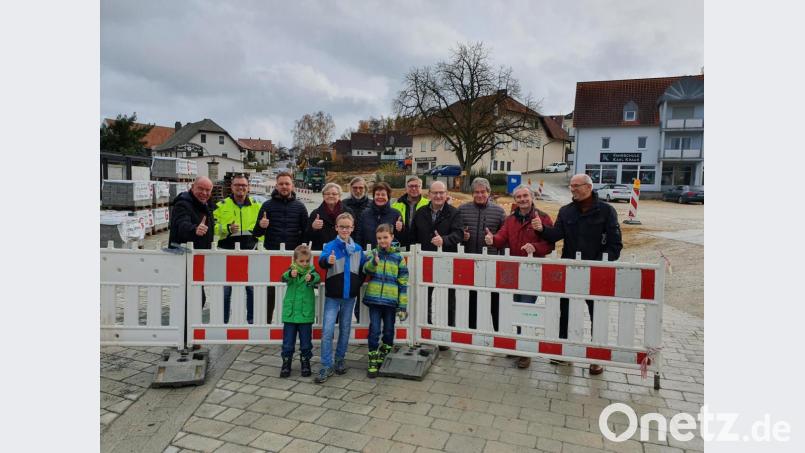 Bürgermeister Roland Strehl (links) freute sich zusammen mit Mitgliedern des Bauausschusses, Anwohnern und Vertretern der am Bau beteiligten Firmen über die Wiedereröffnung des Verkehrswegs über den neuen Dorfplatz Kümmersbruck. Bild: Alexander Greiner