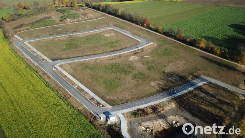 Das Baugebiet &quot;Hirmersbühl&quot; mit angrenzender Panoramawiese aus der Vogelperspektive. 24 Bauparzellen werden zum Verkauf angeboten - 14 sind bereits reserviert. Bild: fla