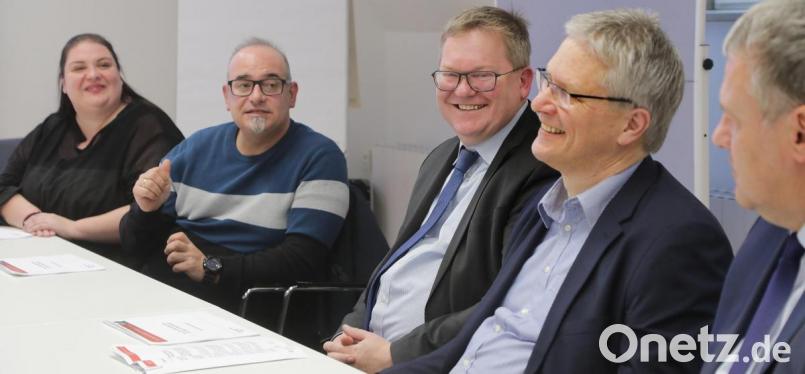 Efstathios Panagiotou und seine Frau Dimitra (links) sind von Trikala nach Amberg gezogen, wo der Grieche als Pflegekraft im Heilig-Geist-Stift arbeitet. Im Gespräch mit (von rechts) Landrat Richard Reisinger, dem Arbeitsagenturleiter Markus Nitsch und OB Michael Cerny schilderte er seine Erfahrungen. Bild: Wolfgang Steinbacher