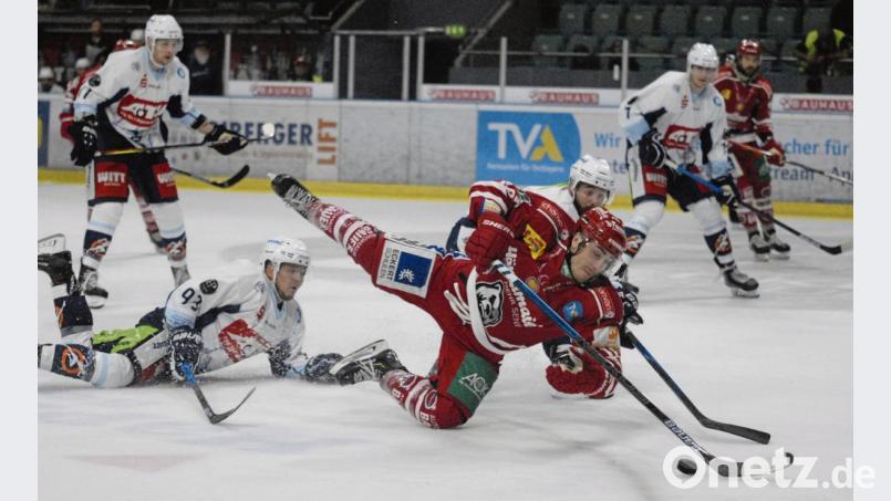 Packende Szene aus dem ersten Oberpfalzderby, das die Blue Devils (weiße Trikots) am 2. Oktober in Regensburg mit 7:6 nach Penaltyschießen gewannen. Am Sonntag treffen beide Teams in der Weidener Hans-Schröpf-Arena erneut aufeinander. Spielbeginn ist bereits um 16 Uhr. Bild: gb
