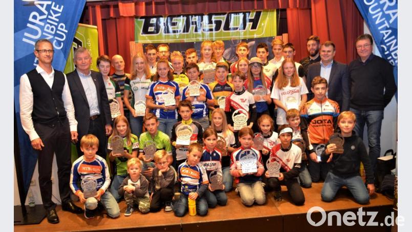 Besonders der Radsportnachwuchs fährt gerne mit dem Mountainbike. Dies beweist der Jura-Cup, der sich unter den jungen Radsportlern großer Beliebtheit erfreut. Beim Bezirkstag ehrte der Bezirksvorsitzende Heinz Uhl (rechts) die Klassensieger. Bild: fz