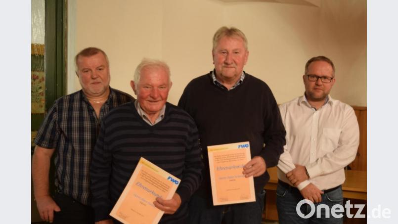 Zwei der drei noch lebenden Gründungsmitglieder waren bei der Ehrung anwesend: Hans Harrer (Zweiter von links) und Heinz Schmidt (Zweiter von rechts). Bild: Winter, Elfriede