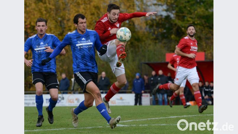 Mehr Mühe als gedacht hatte die SpVgg SV Weiden (Im Bild, von links, Josef Rodler und Dominik Mandula) beim knappen 1:0-Sieg gegen das Schlusslicht aus Pfreimd (im Bild Johannes Blödt). Am Freitagabend im Heimspiel gegen den ASV Burglengenfeld soll der siebte Sieg in Serie her. Bild: ham