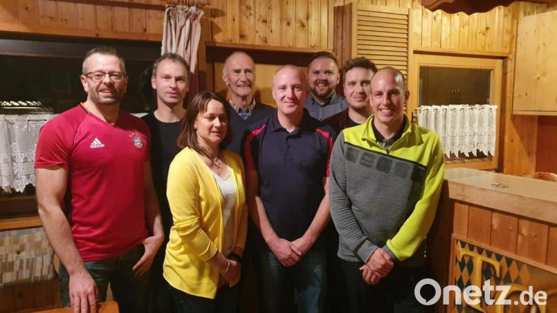 Norbert Danhof hat das Ruder beim TC Bärnau in jüngere Hände übergeben. Das Bild zeigt von links den neuen Vorsitzenden Christian Walter, Günter Rahm, Natalie Schwägerl, Norbert Danhof, Martin Fischer, Philipp Weiß, Marco Zant und Joachim Bauer. Bild: exb