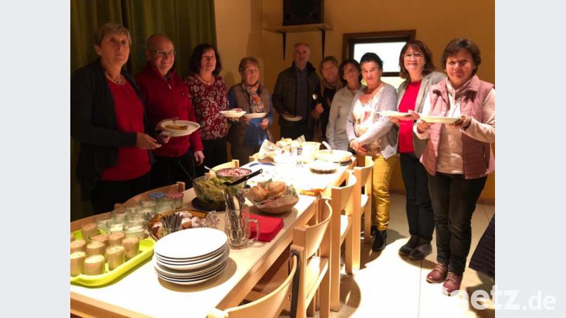 Die KABler freuen sich auf das &quot;Schmankerlessen&quot; am Ende der Jahreshauptversammlung. Bild: hzi