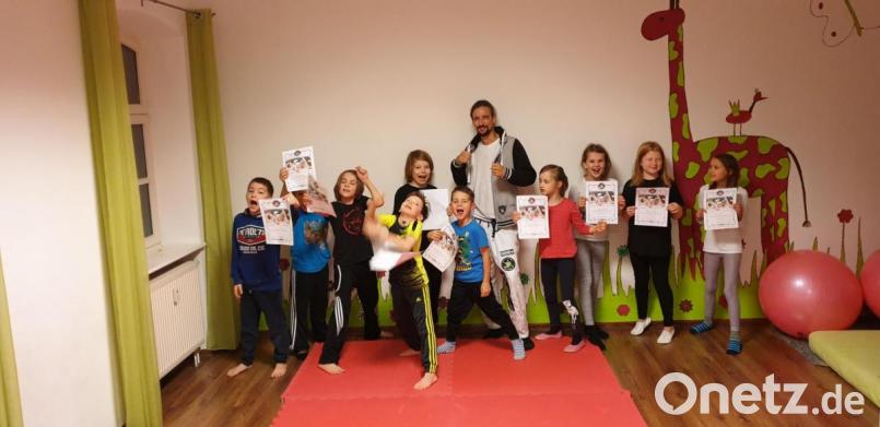 Beim Selbstverteidigungskurs zeigte Andreas Fachtan den Kindern, wie sie einen tätlichen Angriff wirksam abwehren können. Bild: jzk