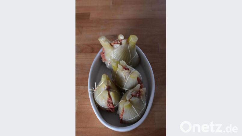 Wenn sie gefüllt sind, werden die Fenchelhälften wieder zusammengebunden. Bild: Schiffer