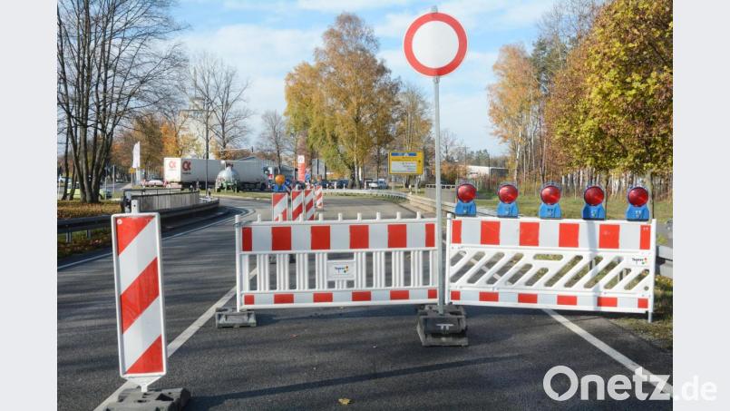 Am Freitagnachmittag wird die Sperrung der B22 wieder aufgehoben. Auf der Fahrbahn in Richtung Neustadt musste die Fahrbahn ausgebessert werden. Bild: Gabi Schönberger