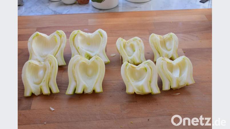 Die Herzblätter werden nach dem Kochen entfernt. Bild:  Schiffer